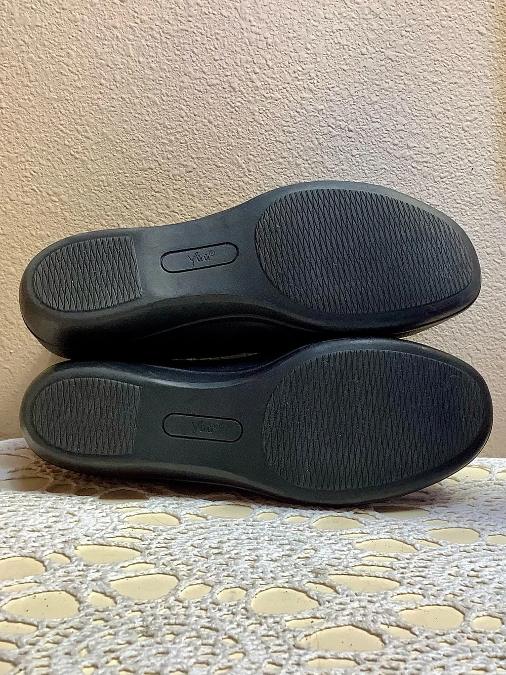 YUU BLACK SLIP ON COMFORT SHOES SIZE 9.5 M